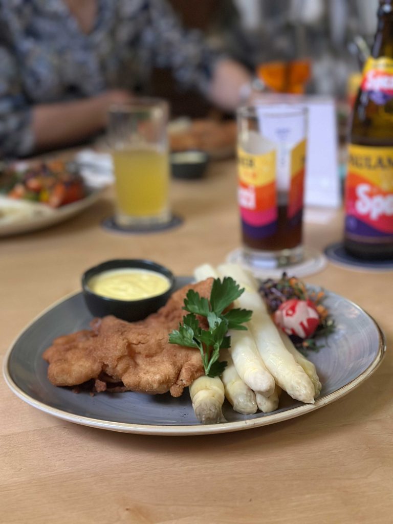 Schnitzel und Spargel